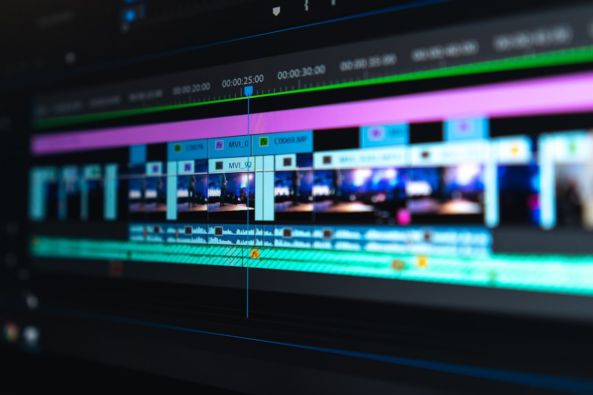 Set di registrazione video professionale con telecamera e luci calde